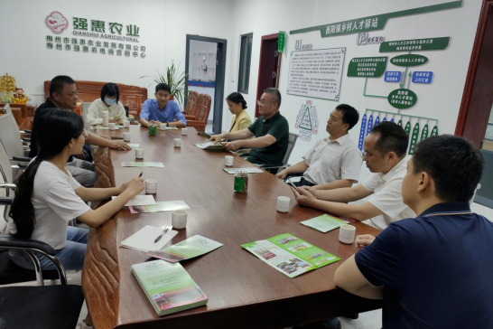 梅州市人大常委會(huì)鐘尚平副秘書(shū)長(zhǎng)、梅州市人大常委會(huì)代表聯(lián)絡(luò)工委陳漢杰主任帶領(lǐng)梅州市、梅江區(qū)人大常委會(huì)調(diào)研組組員一行到梅州市強(qiáng)惠農(nóng)業(yè)