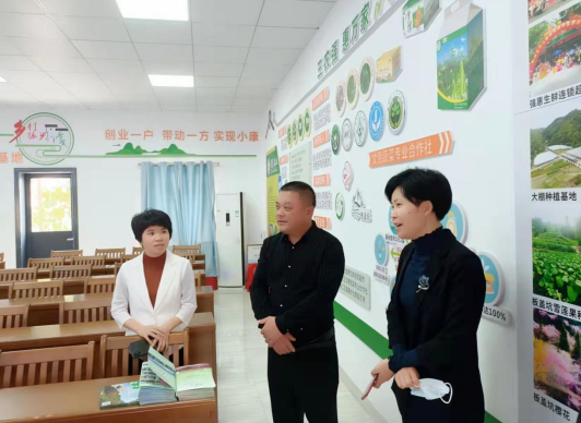 梅縣區(qū)委組織部人才室主任林仕芬和人力資源社會(huì)保障局黨組成員楊秀霞、梅江區(qū)人力資源和社會(huì)保障局黨組成員陳莉冬等一行到驛站調(diào)研